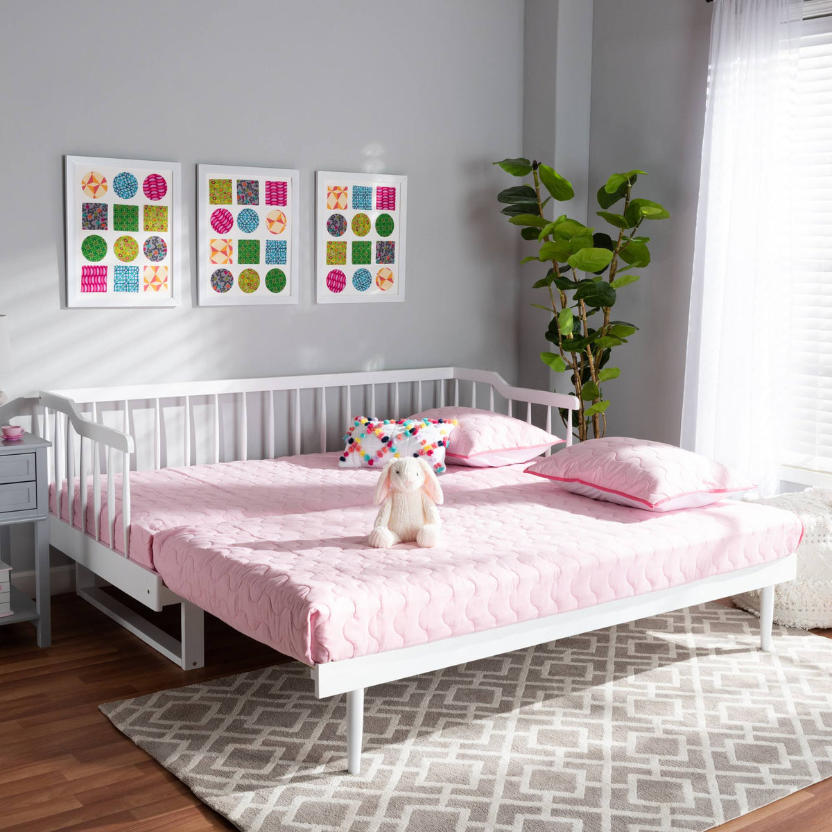 White Finished Wood Expandable Twin Size to King Size Spindle Daybed A85281