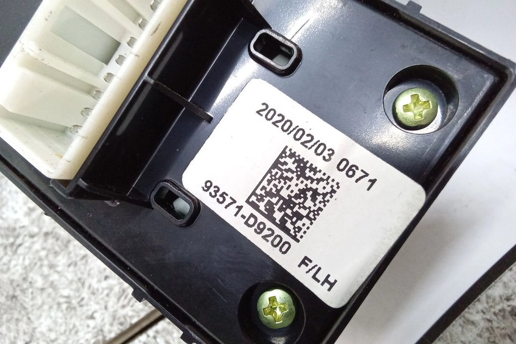 Pre-Owned Kia Sportage Driver Side Master Window Switch F53151